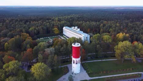 torre de agua kemeri con bandera letona en el parque turístico kemeri en jurmala, letonia