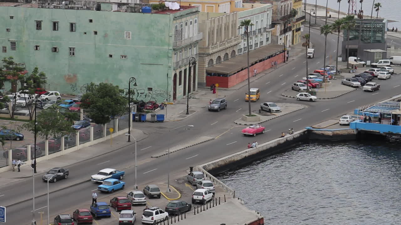 Auto d'epoca cabriolet passano sotto a L'Avana, Cuba