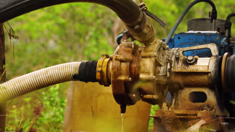 Bomba-De-Agua-Vieja-Oxidada-Con-Fugas-Que-Funciona-Con-Motor-De-Gasolina-Para-Bombear-Líquido-Hacia-Arriba