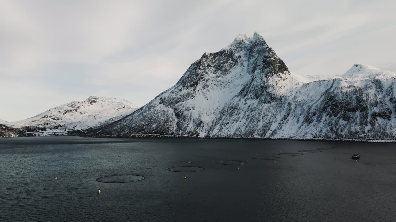 Fazenda de pesca em fiorde norueguês no inverno