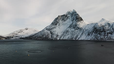 granja de pesca en el fiordo noruego en invierno