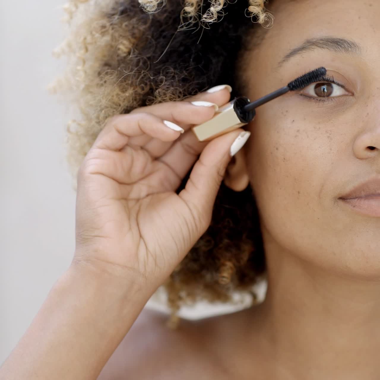 cara de mujer con cepillo de rímel