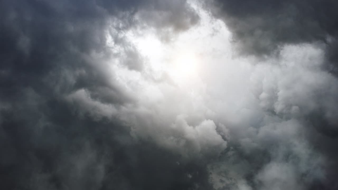 4k timelapse espesas nubes oscuras moviéndose en el cielo