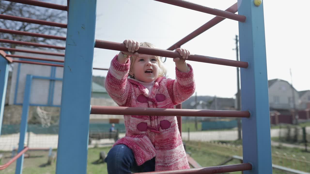 una chica linda y divertida está jugando. una niña alegre divirtiéndose en el patio de recreo