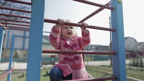 Una-Linda-Y-Divertida-Chica-Está-Jugando.-Una-Niña-Alegre-Divirtiéndose-En-El-Patio-De-Recreo