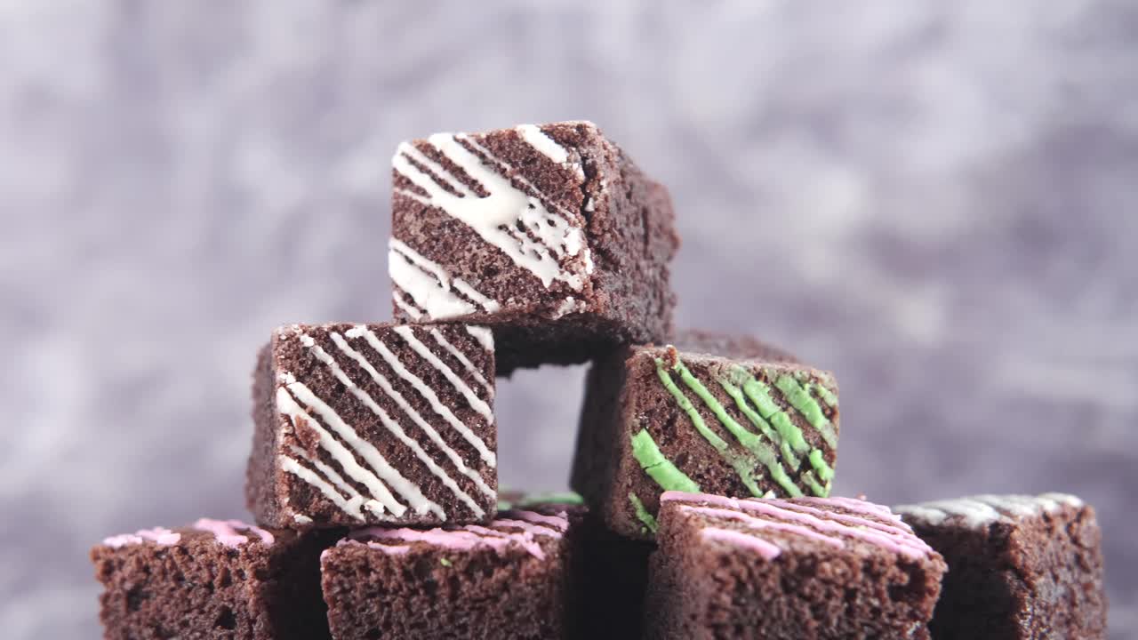 brownies coloridos apilados