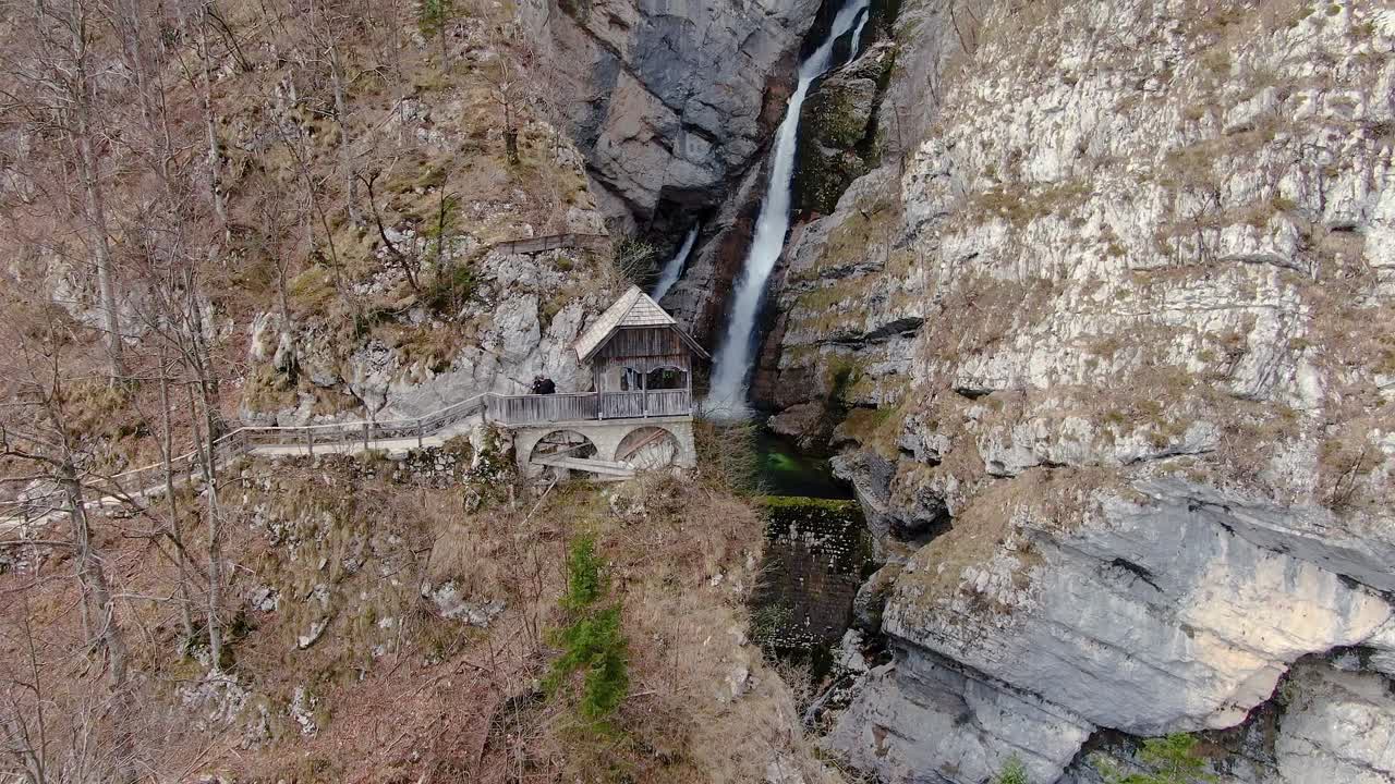 tiro de drone de la cascada alpina savica en el parque nacional triglav, eslovenia
