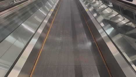 escalera mecánica vacía