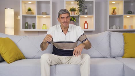 un anciano con problemas familiares.
