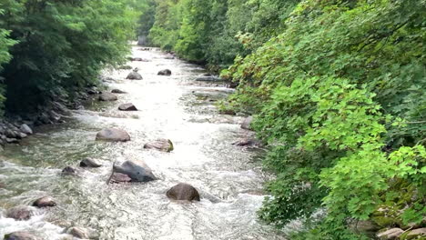 Transeúnte-Del-Río-Que-Fluye-En-Meran,-Tirol-Del-Sur,-Italia