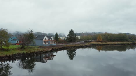 Pequeña-Fábrica-Junto-Al-Lago-Brumoso-Cerca-De-La-Ciudad-Industrial