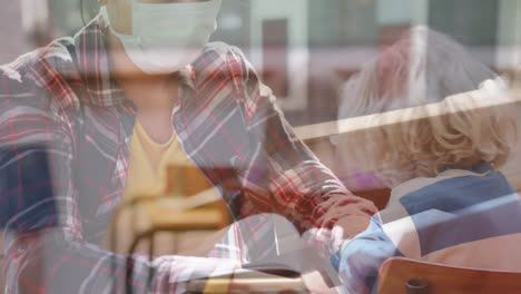 Mujer-Con-Mascarilla-Usando-Una-Computadora-Portátil-Contra-Un-Estudiante-Que-Estudia-En-Clase