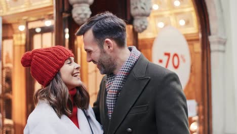 Pareja-Sonriente-En-El-Centro-Comercial