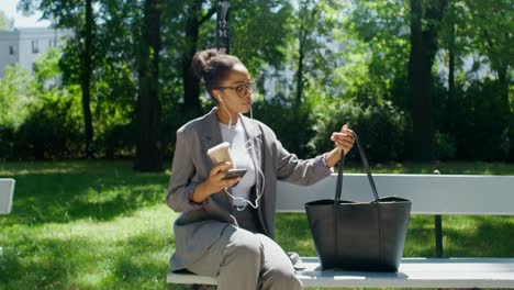 mujer de negocios en el parque