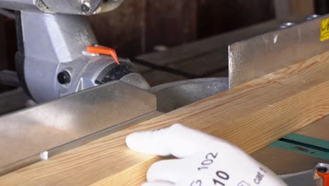 primer plano de fabricantes de gabinetes profesionales que trabajan con sierra circular eléctrica en un taller de carpintería.