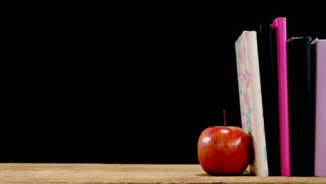 manzana y libro en la mesa