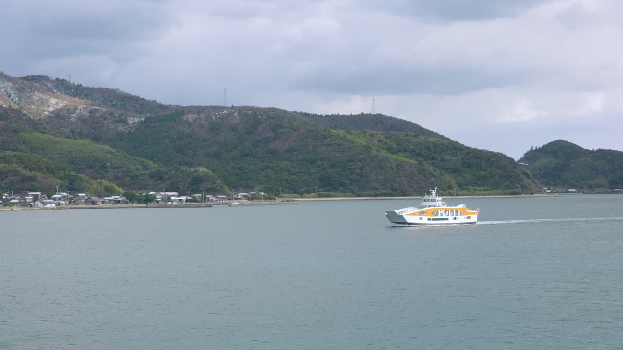 Japon Denizi'ndeki Oki Adaları Jeopark Feribotu, Beppu Limanı'ndan (Shimane, Japonya) ayrılıyor.