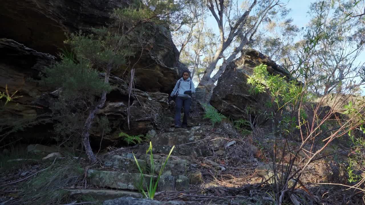 niña indígena australiana bajando por escaleras empinadas en el parque nacional de las montañas azules, nsw australia