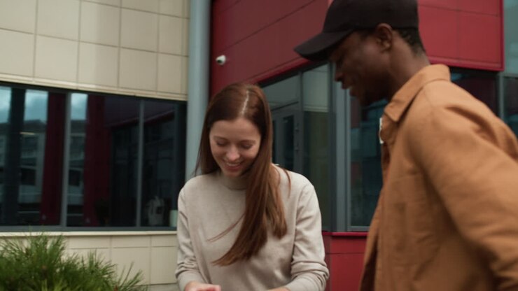 Corriere che consegna una scatola di verdure