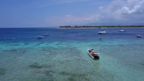 barco en el agua frente a una pequeña isla