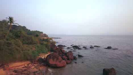 desde los mares en la india trópico goa en la bahía del mar arábigo océano índico puesta de sol de la playa aérea cinematográfica marcha atrás