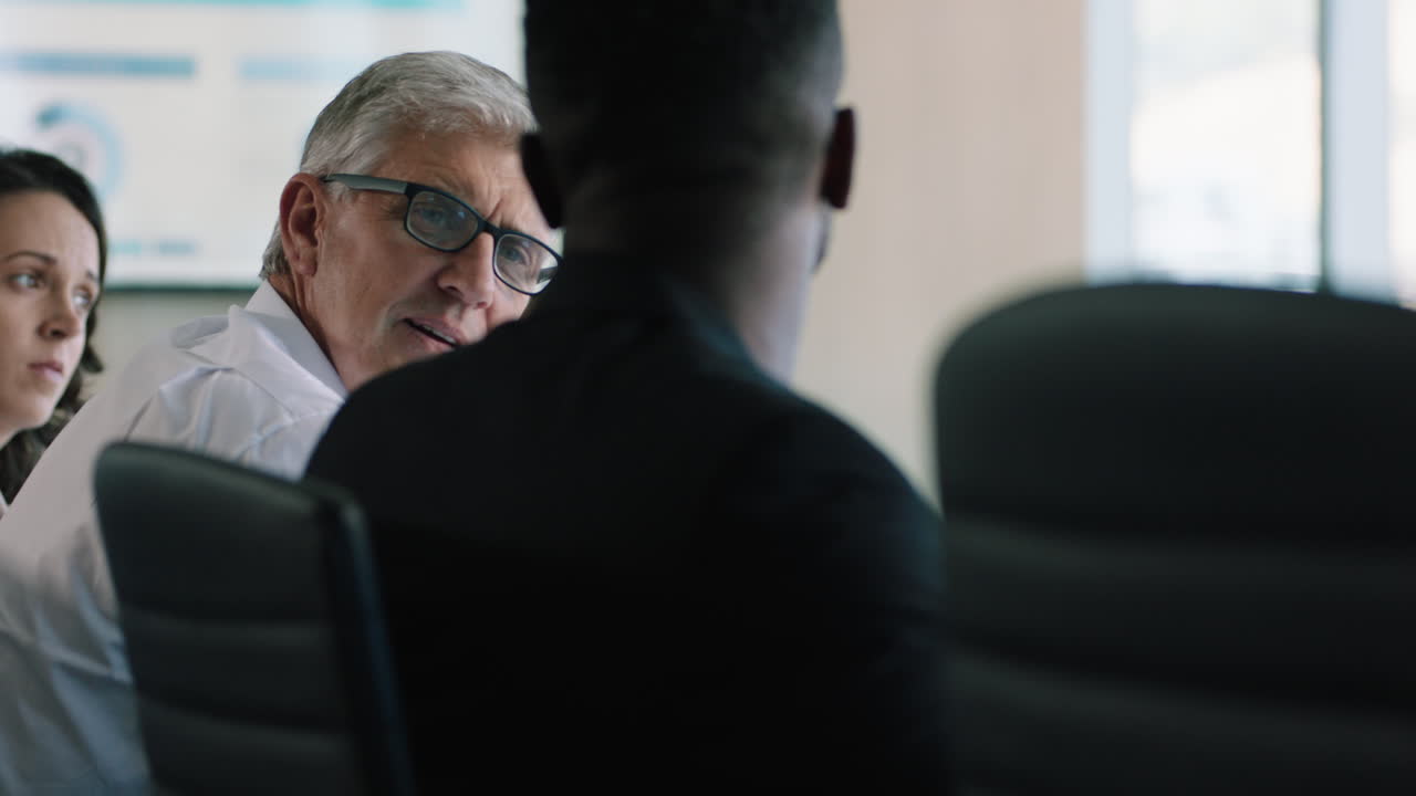 기업 사업가 들 이 이사회 회의실 에서 브레인 스토밍 을 하고 전략 을 논의 하고 고위 주주 들 이 질문 을 던지고 사무실 에서 아이디어 를 공유 하고 있다