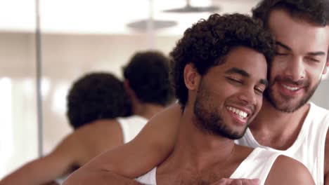 una pareja homosexual sonriente posando juntos