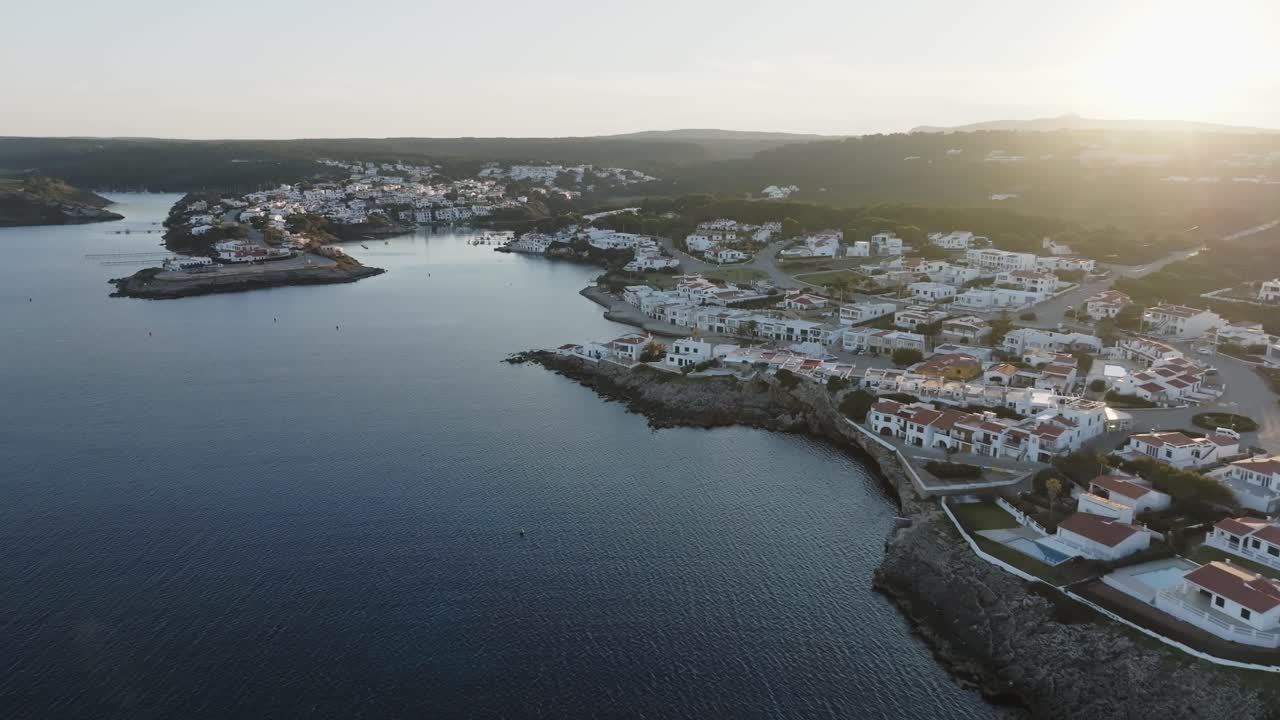 una vista aérea cinematográfica de na macaret, menorca, españa en la hora dorada