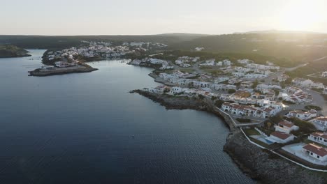una vista aérea cinematográfica de na macaret, menorca, españa en la hora dorada
