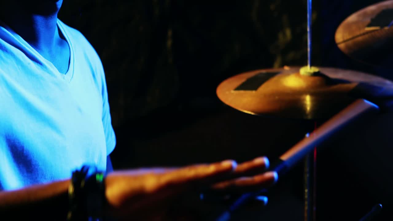 baterista tocando en un conjunto de tambores 4k