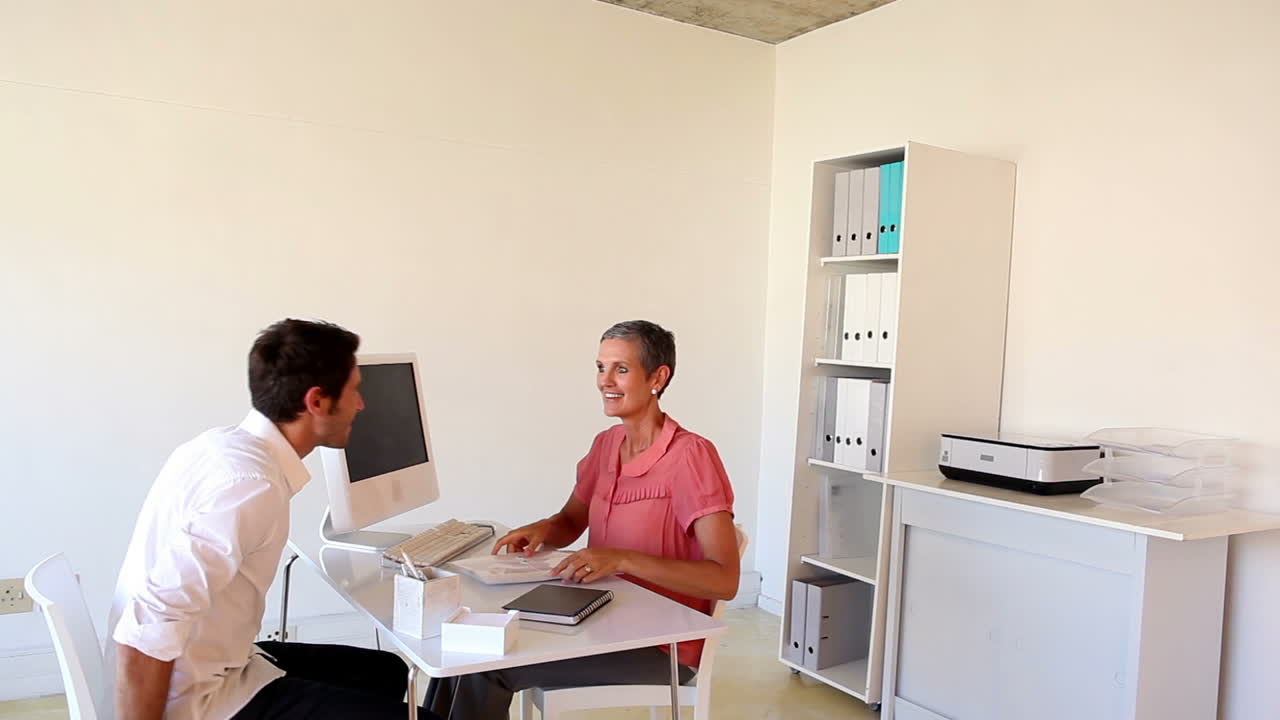 gente de negocios hablando en el escritorio.