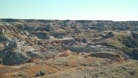 bandlands en un desierto en alberta, canadá durante el mediodía