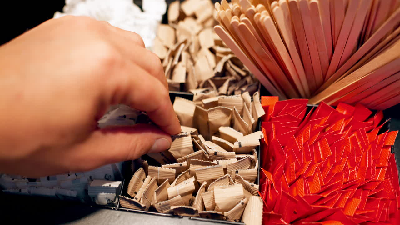 손, 설탕 및 커피 패과 함께 한 사람