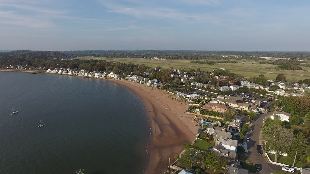 Ripresa dall'alto di una spiaggia con un cielo azzurro limpido.