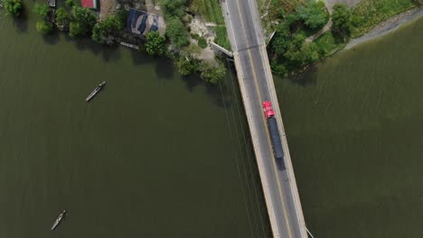 camión pasando por un puente y una zona de tugurios