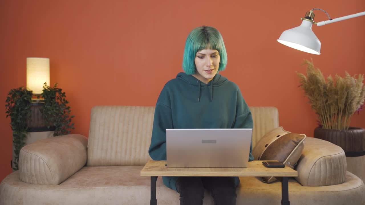 la joven que lee las buenas nuevas.