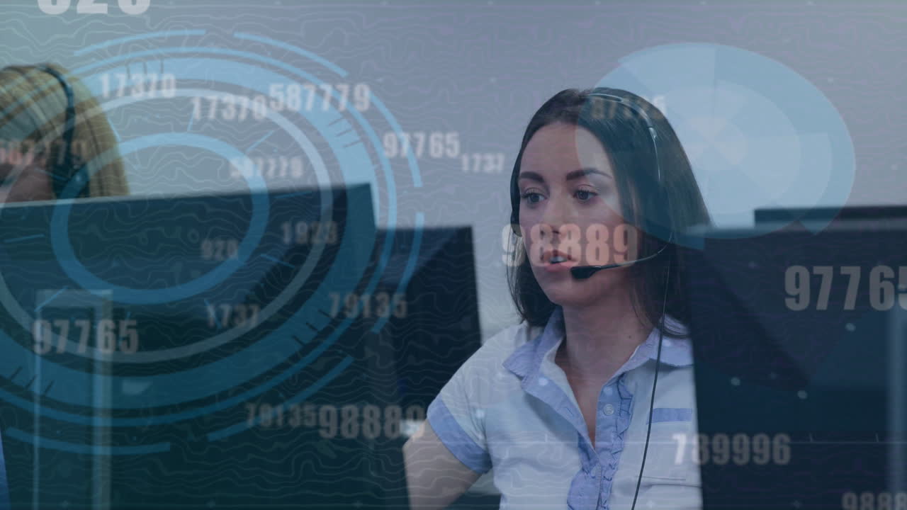 animación de números cambiantes y escáneres sobre mujer caucásica hablando en auriculares de teléfono en la oficina.