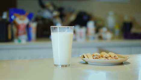 vierta un vaso de leche un concepto de alimentación saludable
