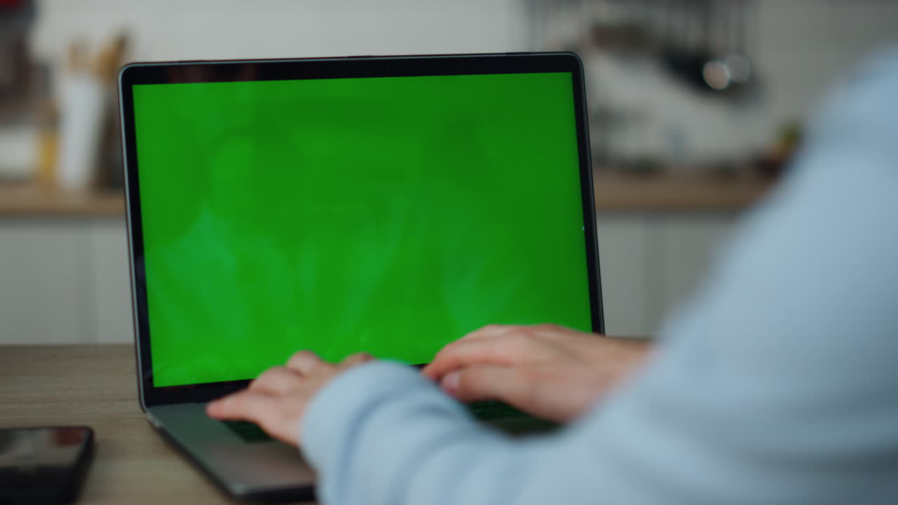 manos escribiendo maqueta de computadora de cerca. hombre de negocios usando portátil de pantalla verde.