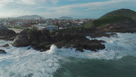 La-Magnífica-Vista-Del-Océano-Atlántico-Chocando-Contra-Las-Costas-Rocosas-De-La-Playa-Prainha-En-São-Francisco-Do-Sul,-Santa-Catarina,-Brasil