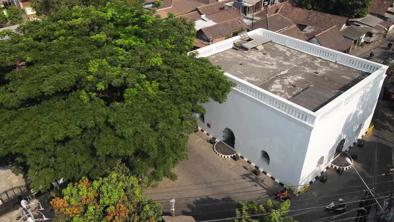 vista aérea, kandang menjangan o panggung krapayak, que es parte del eje imaginario del palacio de yogyakarta, se ve elegante con sus paredes blancas