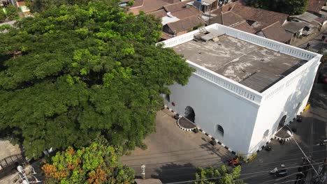vista aérea, kandang menjangan o panggung krapayak, que es parte del eje imaginario del palacio de yogyakarta, se ve elegante con sus paredes blancas