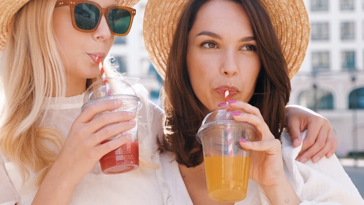 amici felici che si godono un drink all'aperto