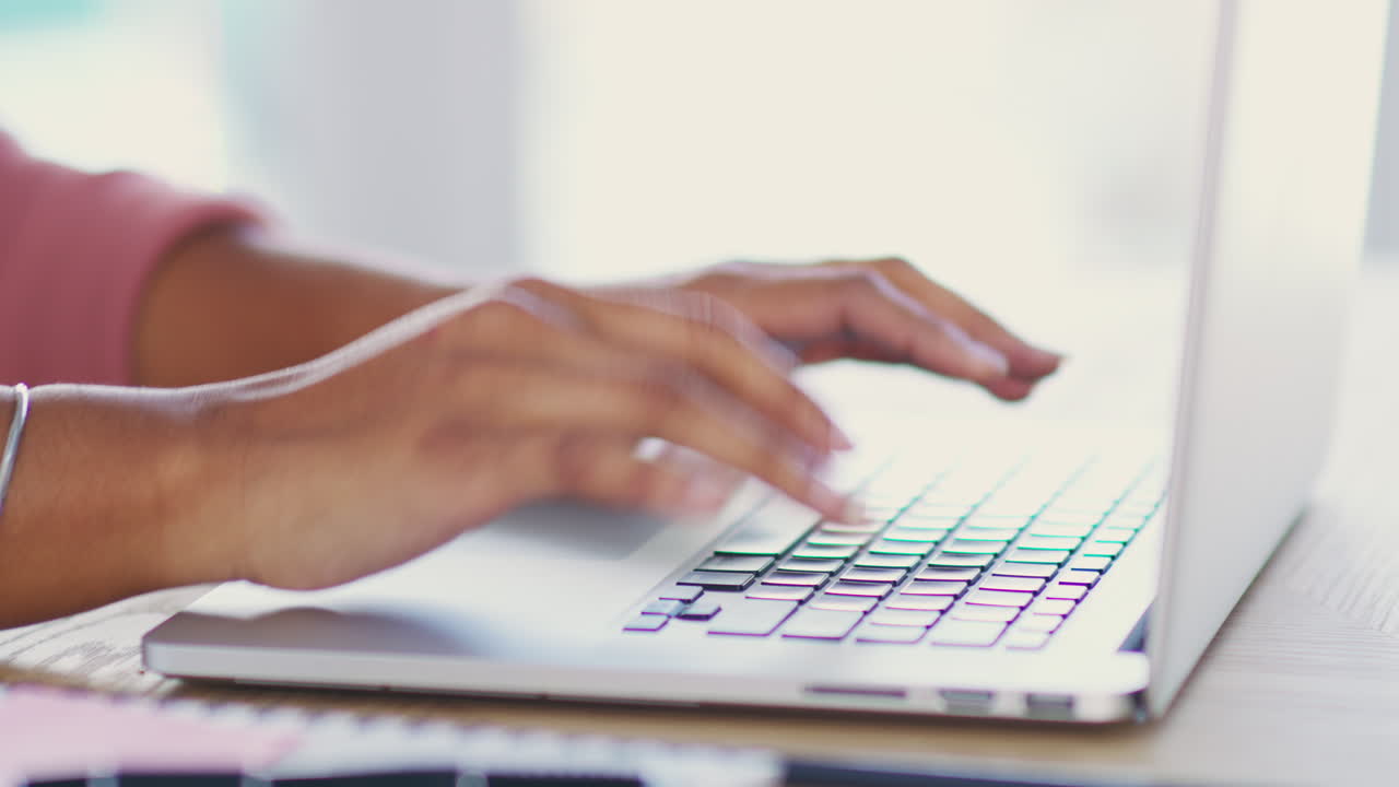 dejando que sus dedos hagan el trabajo pesado