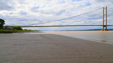 video aéreo del puente humber: río, tráfico, lincolnshire hasta humberside
