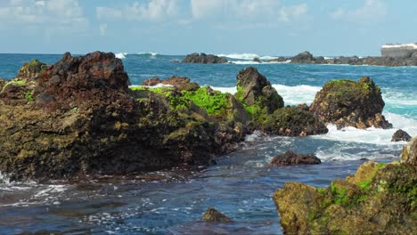 Moosbedeckte-Erodierte-Felsen-An-Der-Küste-Von-Teneriffa-Im-Mittelmeer