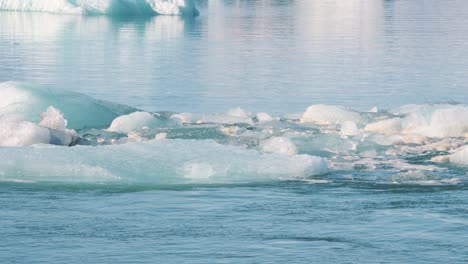 Témpanos-De-Hielo-Derritiéndose-Flotando-En-El-Mar,-A-La-Deriva-En-La-Corriente-De-Agua,-Islandia