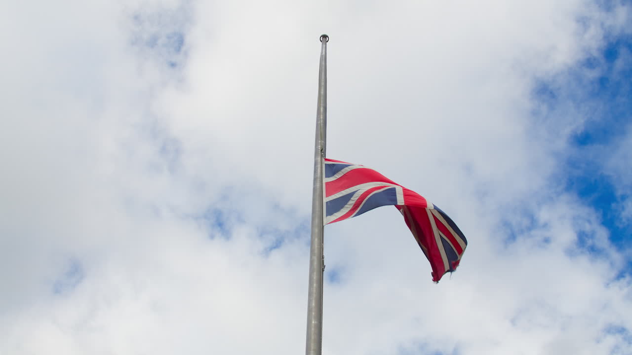 pomalé mávání vlajky union jack v cornwallu, zatímco britský národ truchlí nad smrtí královny alžběty ii.