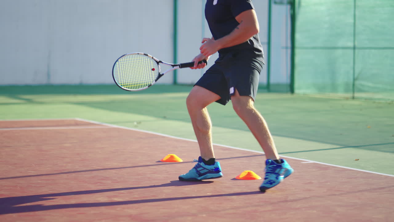 코트에서 테니스 선수 훈련