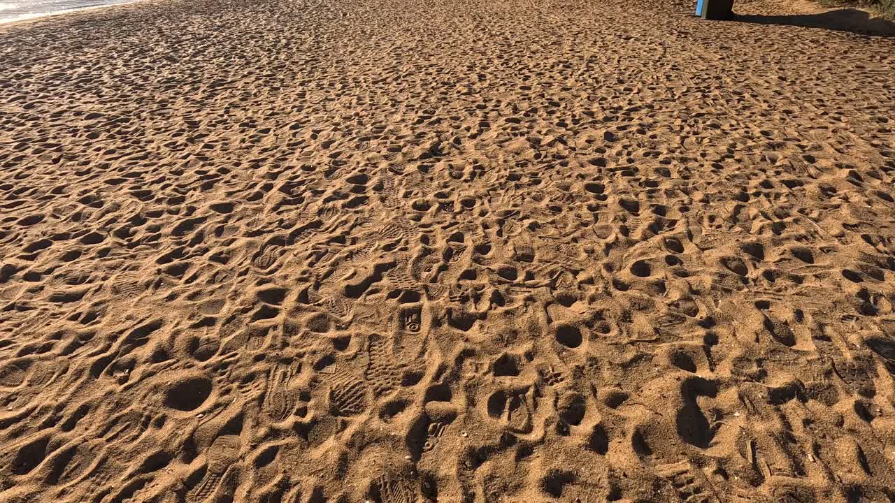 pasos en la arena a lo largo de la playa de brighton